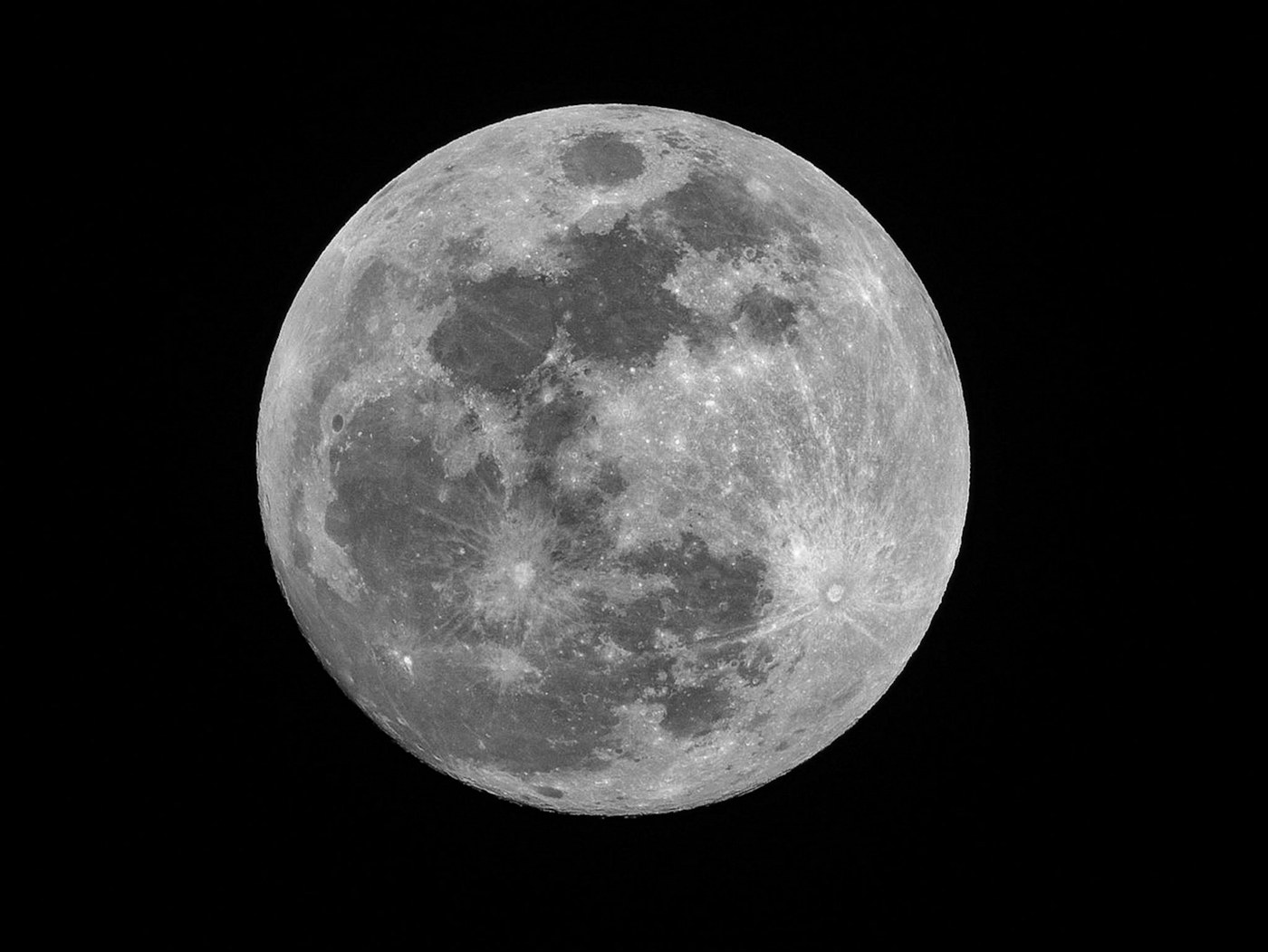 A full Moon against a dark background