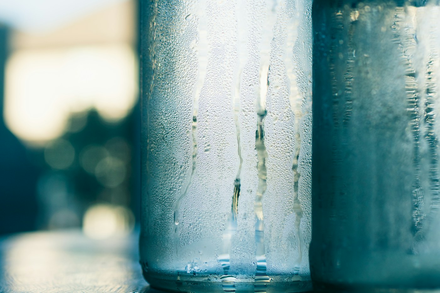 Wassertropfen an der Außenfläche einer Glasflasche
